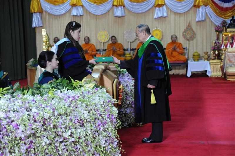 เลขาธิการมูลนิธิชัยพัฒนา รับพระราชทานปริญญาปรัชญาดุษฎีบัณฑิตกิตติมศักดิ์ (วิทยาศาสตร์สิ่งแวดล้อม)